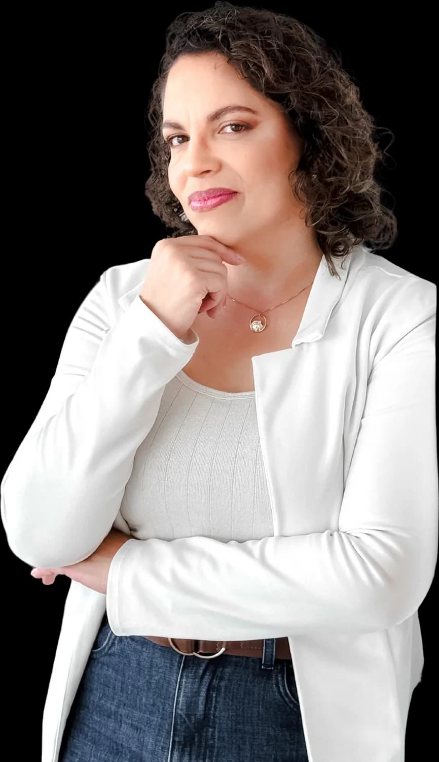 Carla Gerhard, de blazer branco, com a mão apoiada no queixo