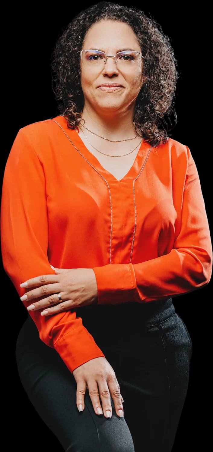 Carla Gerhard, de camisa laranja, sentada